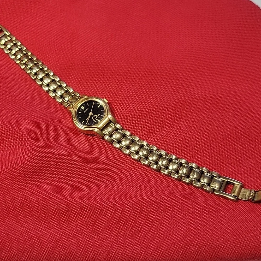 Vintage Seiko Gold Watch with With Duck Head And Black Dial